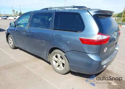 2015 Toyota Sienna Le 7 Passenger/Le 8 Passenger z USA, uszkodzony, nr VIN 5TDKK3DC1FS649434